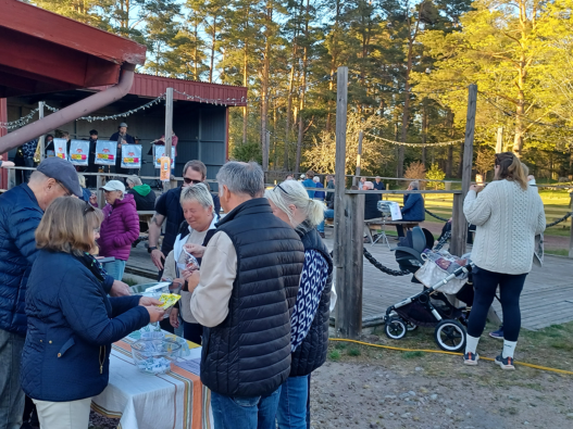 En härlig valborgskväll vid Kaffetorpet på Oknö