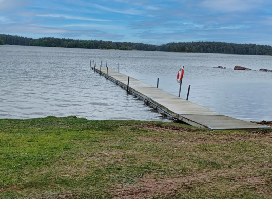 Första flytbryggan ilagd för säsongen 2022 på Oknö.